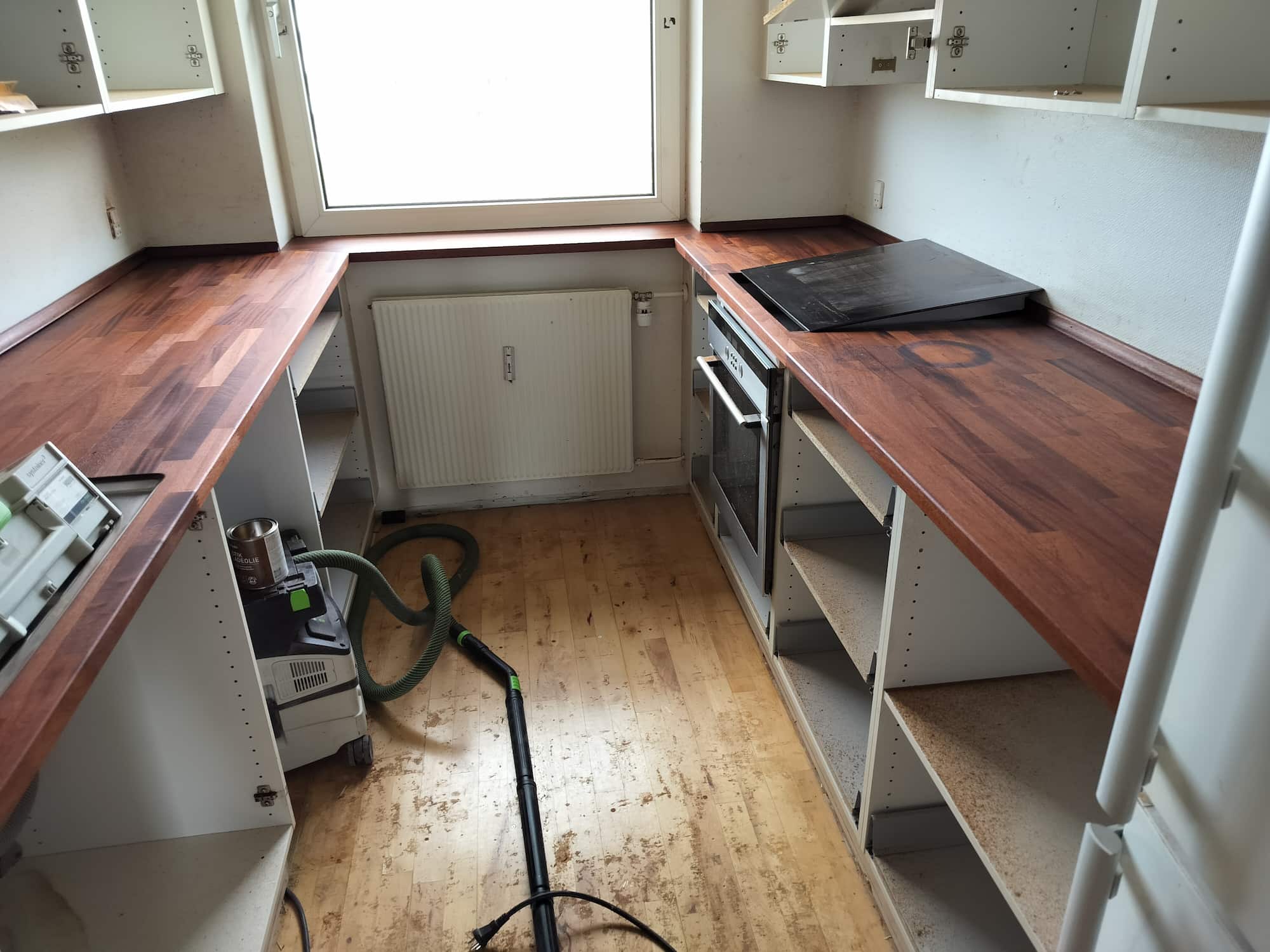Køkkenrenovering med ny trætopplade — Snedkermester C. Jespersen