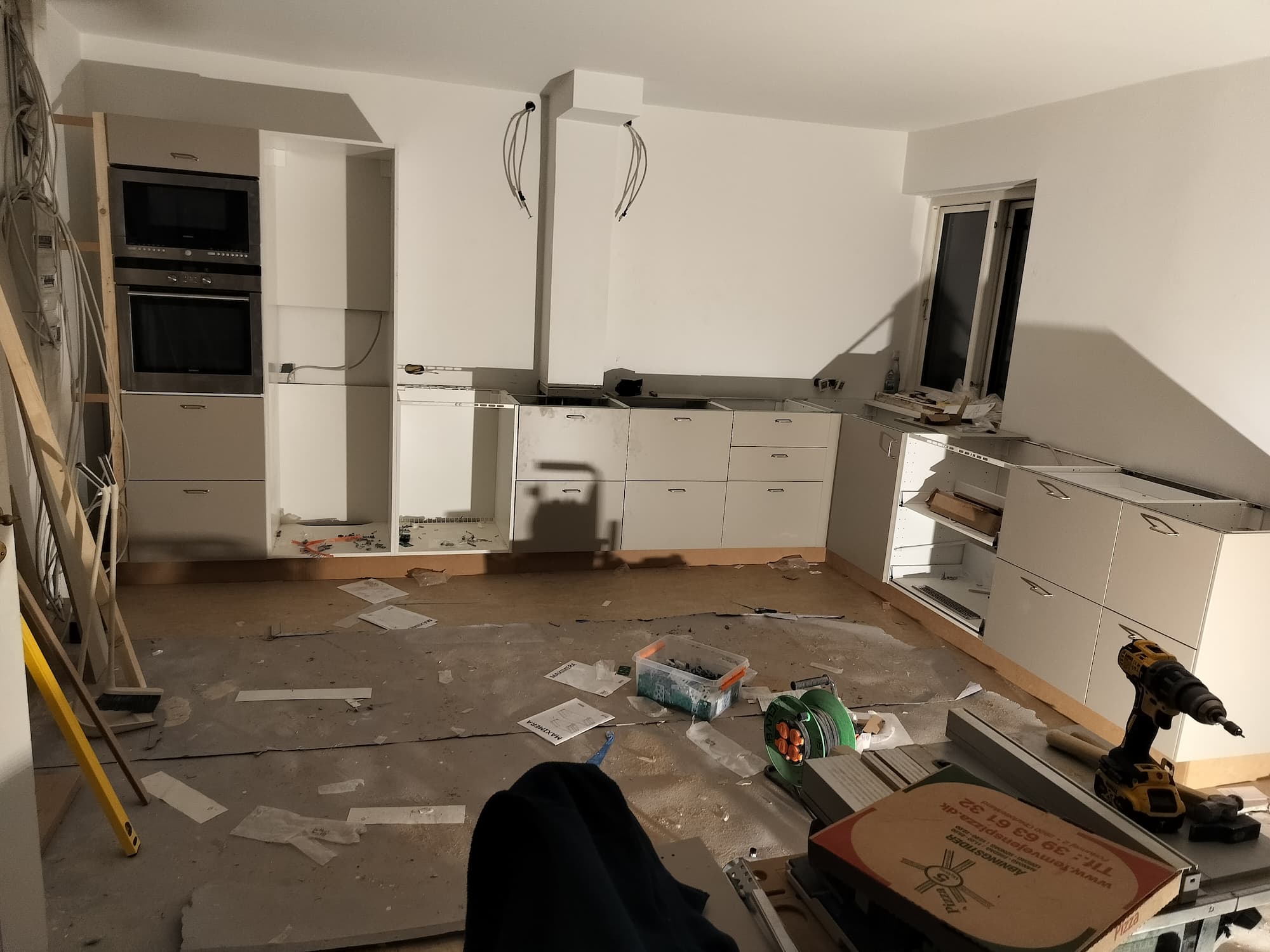 Montering af nyt køkken under renovering — Snedkermester C. Jespersen