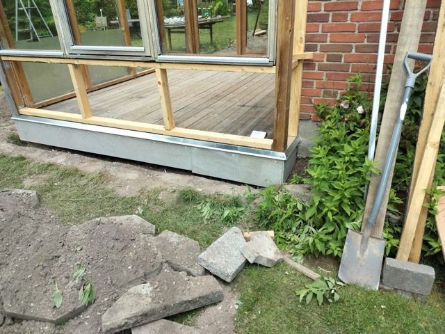 Træterrasse under opbygning — tømrer nord for København